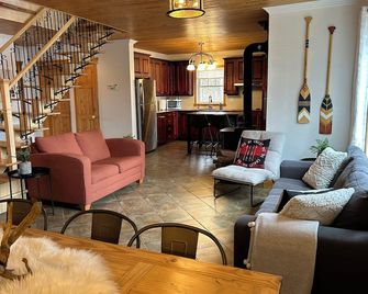 Chalet de la Baie with spa and sauna, waterfront - Disraeli - Living room