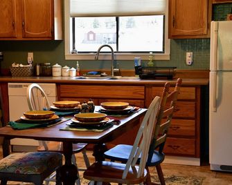 Black Lake Mountain Retreat. The rural setting welcomes birds and bird watchers. - Angel Fire - Dining room