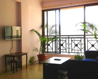 Beautiful Private room , Hiranandani Gardens Powai - מומבאי - סלון