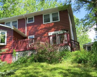Lakefront Home on North Shore of Rice Lake with private dock - Rice Lake - Gebouw
