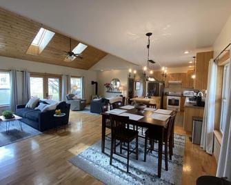 Fresh Modern Country Farmhouse! - McAllister - Comedor