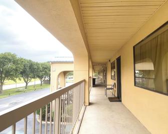 Deerfield Inn By Capital O Blytheville Ar I55 - Blytheville - Balcón