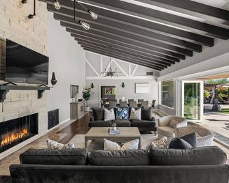 Luxury Hilltop Retreat: Gameroom/Volleyball/Putting Green/Basketball Court&more! - Escondido - Living room