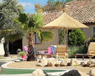 Large charming family farmhouse between sea and mountains. - Le Pouget - Patio