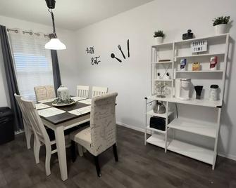 Welcome to Innovators Home Broken Arrow with Large Driveway - Broken Arrow - Dining room