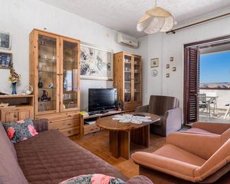 2 Bedroom Nice Apartment In Jablanac - Jablanac - Living room