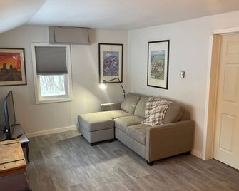 Cozy cottage. Close to the Vine Chapel, Asessippi Ski Hill, Lake of the Prairies - Russell - Σαλόνι