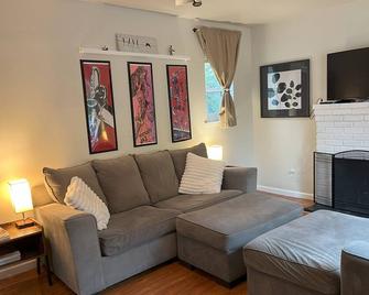 Family Friendly Home - Seaside - Living room