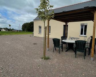 Maison de Campagne le Gault à 5 km du Golf de Bauge, 35 km de Saumur ET Angers - Baugé-en-Anjou - Patio