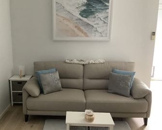 Beach shack walk to everything - Broadbeach Waters - Salon