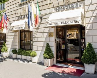 Hotel Emmaus - Rome - Building