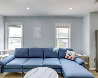 Seaside Heights Apartment Near Beach + Boardwalk! - Seaside Heights - Living room