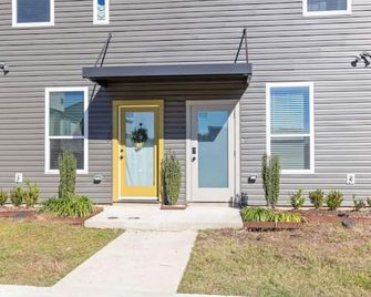 Swamp House Luxury Amenities Chic New 65 inch TV - Lafayette - Building