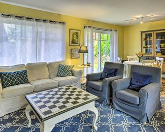 Bainbridge Island Abode Less Than 1 Mi to Winslow! - Bainbridge Island - Living room
