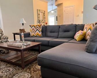 King Bed- 10 Guests- Dogs-fenced yrd-deck - Tallahassee - Living room