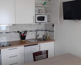 La maison verte, a charming and modern two-room apartment - Strasbourg - Kitchen