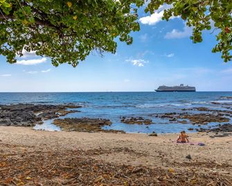 Downtown Hawaiian Theme Condo With Hot Tub, Pool & Beach - Kona Islander Inn - Kailua-Kona