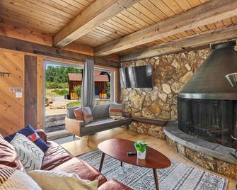 Basecamp Lodge - Cabin 2 - Mount Shasta - Living room