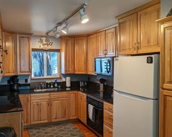 Charming town home 8 min to Lake Almanor, 35 min to Mt. Lassen - Chester - Cocina