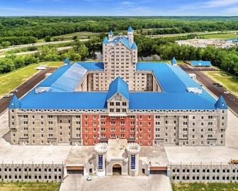 The Tower Wing Apartments at The Grand Castle - Grandville - Building