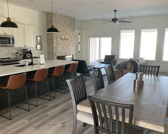 The ultimate place for a golf trip, wedding party or business retreat. - Andover - Dining room