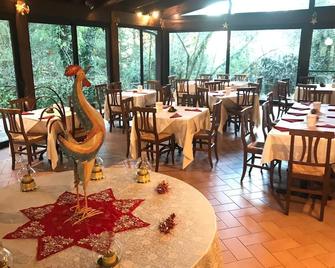 كاستيلو كورتيفيتشيو - غوبيو - مطعم