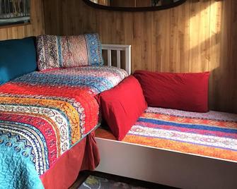 Whimsical 'Glamping' Cabin Getaway - Leitchfield - Habitación