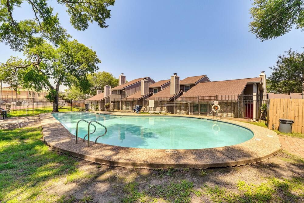 4 Mi to Dtwn: Gem w/ Pool Access & Patio in Austin - אוסטין - בריכה