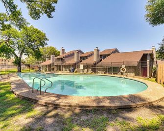 4 Mi to Dtwn: Gem w/ Pool Access & Patio in Austin - אוסטין - בריכה