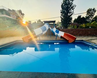 Sabo Resort - Panchgani - Bazén