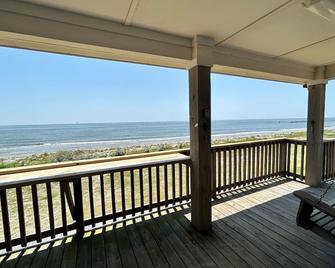 Experience beachfront bliss at Wine Down in Grand Isle, LA, perfect for 23 guests! - Grand Isle - Balcón