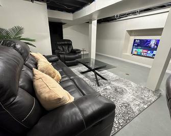 Modern 3-bedroom house with WiFi and AC in North Rosedale Park - Detroit - Sala de estar
