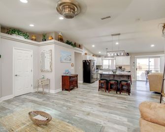 4 Mi to Lake Havasu Home with Hot Tub and Pool - Lake Havasu City - Dining room