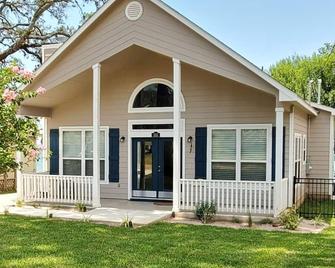 Perfect Lakefront Escape - Burnet - Edificio