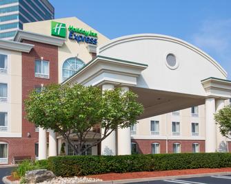Holiday Inn Express & Suites Tower Center New Brunswick - East Brunswick - Building