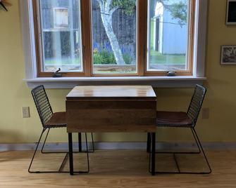 Studio Cottage at Mohawk River Farm - Colebrook - Dining room
