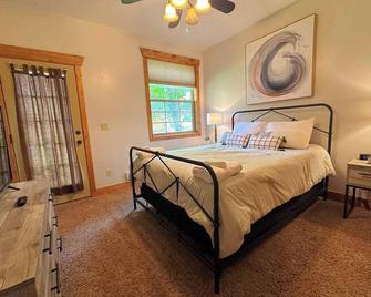 Modern Mountain Family Condo Near Grand Targhee + Driggs - Driggs - Schlafzimmer