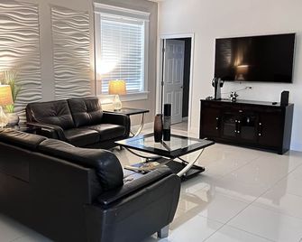 Entire House 8Minutes from Silver Springs State Park in Ocala, Florida - Ocala - Living room