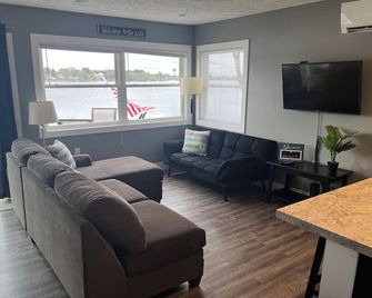 Adorable Cottage On Traverse City's Silver Lake! - Traverse City - Living room