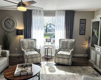 Quiet 3 Bedroom Home - Thunder Bay - Living room