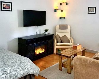 Cozy Guesthouse Close to Ski Hill, Nelson, and Ainsworth! - Nelson - Stue