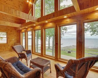 Lake Champlain Vacation Rental with Boat Dock! - Saint Albans - Living room