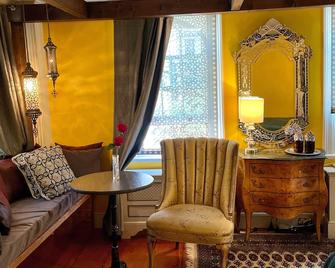 Moroccan Boutique Guest House - Boston - Living room