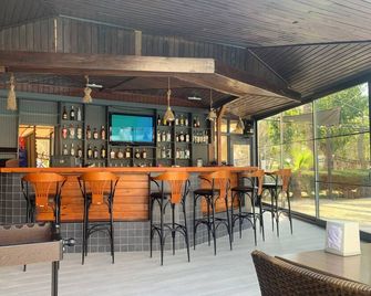 Lemas Suite Hotel - Side - Bar