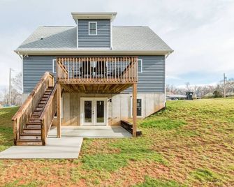 The Madison, 5 Minutes to Downtown, Firepit and Deck! - Madison Heights - Building