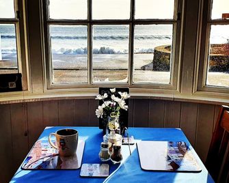 Lyndale Guest House - Weymouth - Dining room