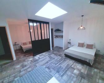 Gite de la Mariée à 7mn du puy du F0U - Chambretaud - Schlafzimmer