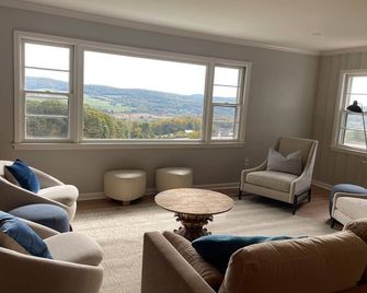 Scenic Overlook Home next to Silo Ridge - Amenia - Living room