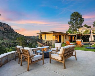 Designer Malibu Retreat w/ Private Pool, Dual Firepits, and A+ Panoramic Views - Agoura Hills - Patio
