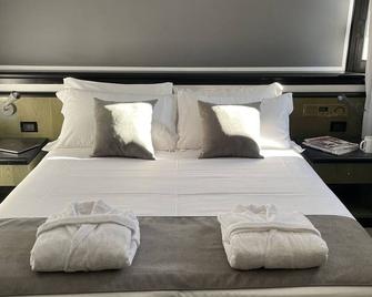 Hotel Gardenia Fiera - Cermenate - Bedroom